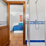 Charming With Big Terrace Апартаменты